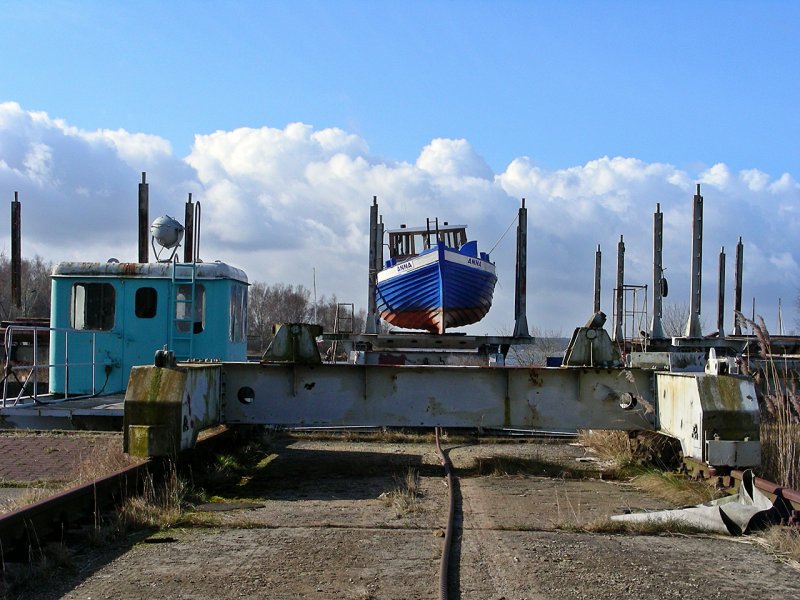 kleiner Fischkutter auf der groen Slipanlage des ehem. Volksmarine Nordhafen Peenemnde
hier wurden frher die Schnellboote hochgeholt