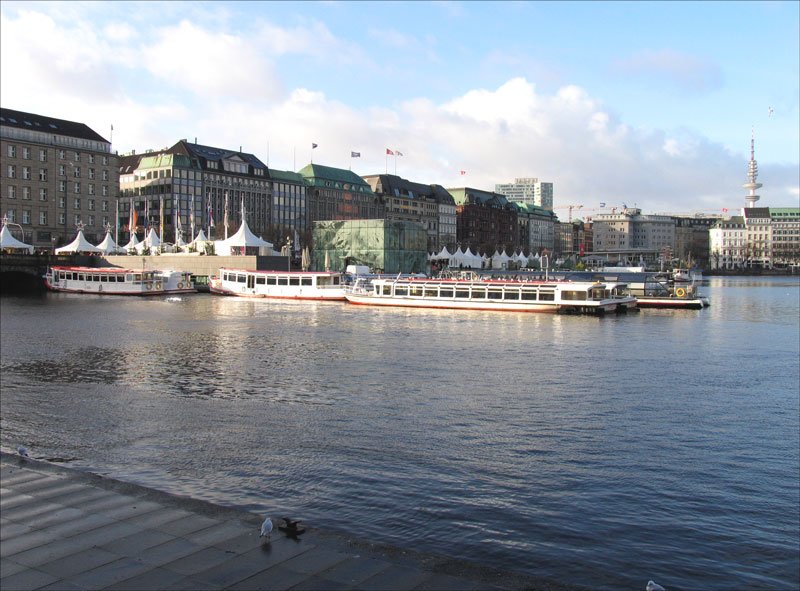 Kleinere Ausflugsschiffe Hamburg Binnenalster; 04.12.2007
