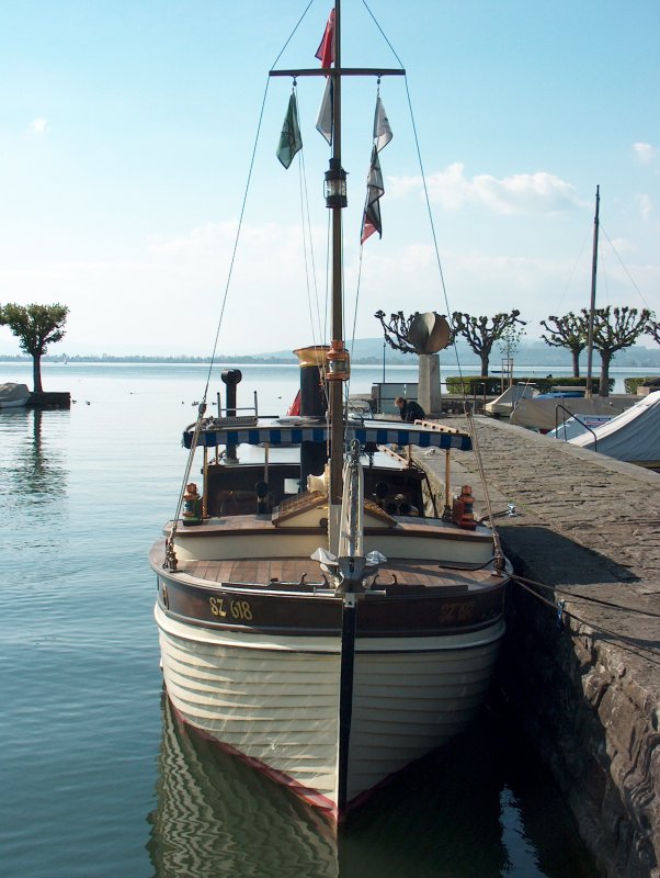 Kleines Dampfboot in Lachen (Kanton SZ)