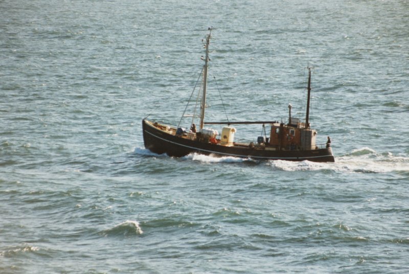 Kleines Fischerboot zwischen den Wellen. Irgendwo zwischen Dnemark und Norwegen 17.7.1994.