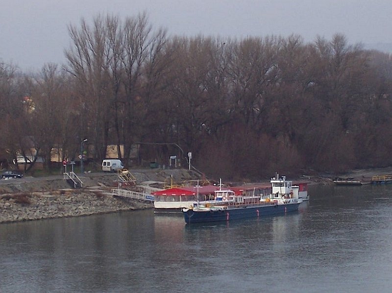 Kleines Frachtschiff am 18.01.2007 an der Anlegestelle für Personenschiffe in Sturovo / Slowakei, dahinter noch ein kleines Personenschiff, aufgenommen von der Donaubrücke. Auf der Donau ist in diesen Abschnitt wenig Schiffsverkehr, in einen Zeitraum von gut zwei Stunden kam kein Schiff.