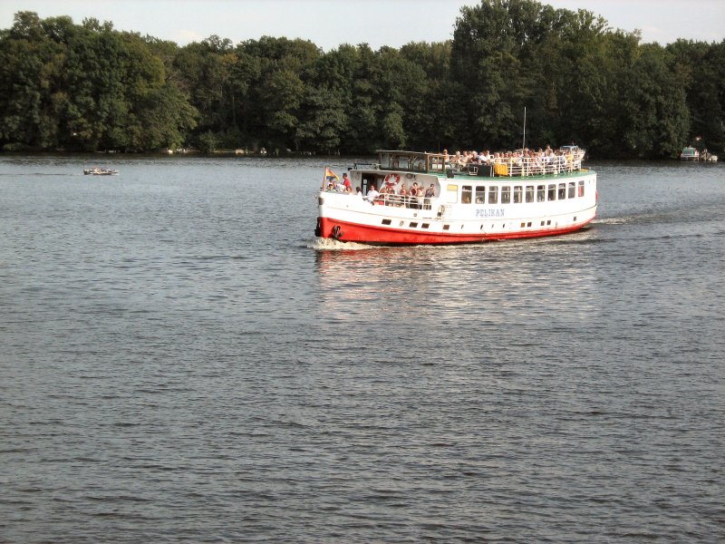 Kleines Motorschiff MS Pelikan auf einer Rundfahrt auf den nrdlichen Havelgewssern, Aufnahme vom Sommer 2007