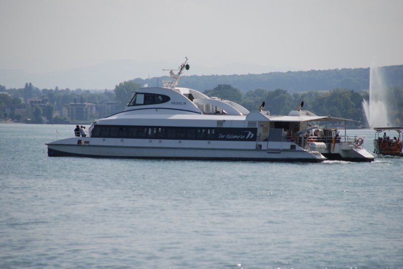 KONSTANZ (Landkreis Konstanz), 03.09.2008, Katamaran Fridolin verlässt den Konstanzer Hafen in Richtung Friedrichshafen