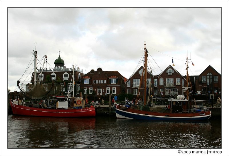 Krabbenkutter  Jan van Gent  NEU 233 und Anna-I NEU 240 im Hafen von Neuharlingersiel, Ostfriesland