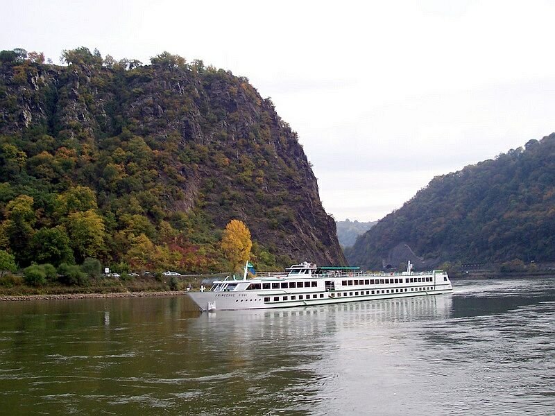 Kreuzfahrschiff MS  Princess Sissi  passiert im Oktober 2004 die Loreley. Deutschland