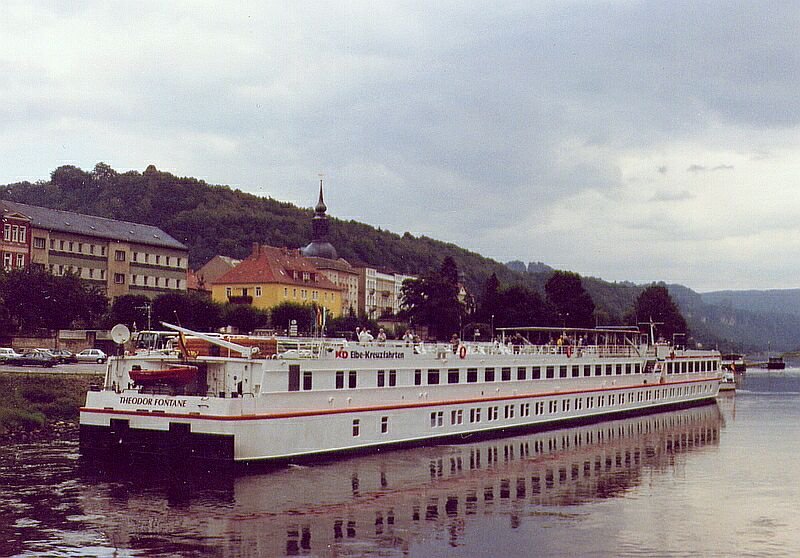 Kreuzfahrschiff MS  Theodor Fontane  im Juni 2001 in Bad Schandau / Elbsandsteingebirge.