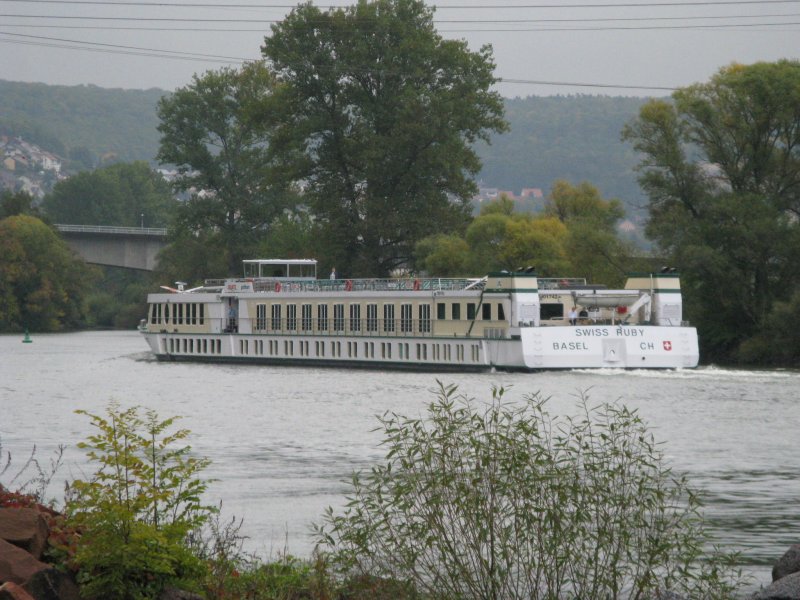 Kreuzfahrschiff Swiss Ruby am 4.10.08 auf dem Main bei Gemnden.
Baujahr 2001/02,
Lnge 85m,
Breite 10,6m,
Besatzung 22,
Passagiere 86