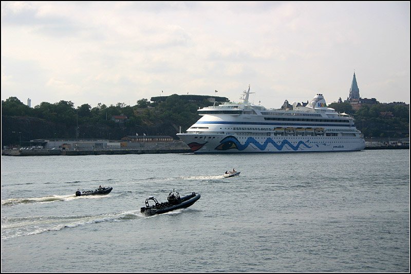 Kreuzfahrtschiff AIDAaura in Stockholm. Baujahr 2003, Lnge: 203 m, Breite: 28 m, 12 Decks, 633 Passagierkabinen. 23.8.2007 (Matthias)
