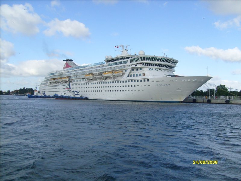 Kreuzfahrtschiff  Balmoral  HH Nassau, am LP 8 am Kreuzfahrtterminal in Warnemnde, Fred. Olsen Cruise Lines, IMO 8506294, L 218m, max. 1150 Passagiere 