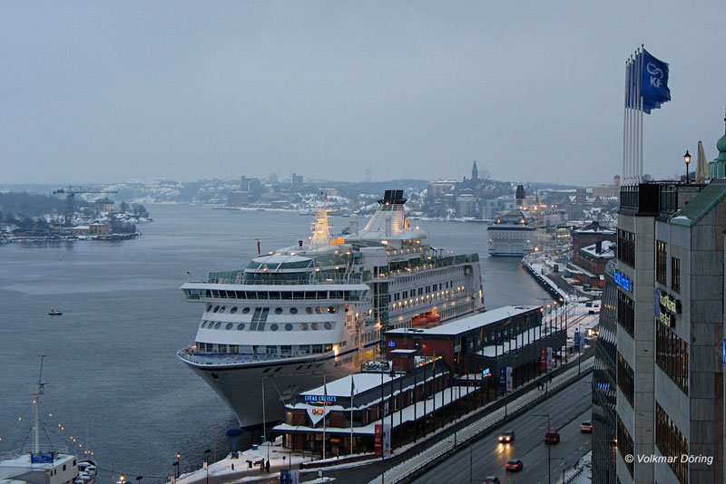 Kreuzfahrtschiff BIRKA PARADISE, (Reederei Birka Cruises; Baujahr 2004; BRT/BZT 33.000; Werft Aker Finnyards; Lnge 177 m; Breite 28 m; Tiefgang 6,5 m; max. Passagiere ca. 1.500); aufgenommen in Stockholm, Katarinahissen am Abend des 14.03.2006
