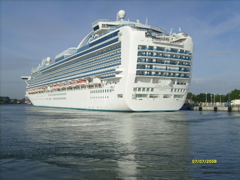 Kreuzfahrtschiff  Crown Princess  HH Hamilton am LP 8 in Warnemnde.