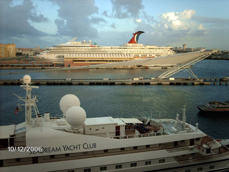 Kreuzfahrtschiff im Hafen von San Juan auf der Insel Puerto Rico.