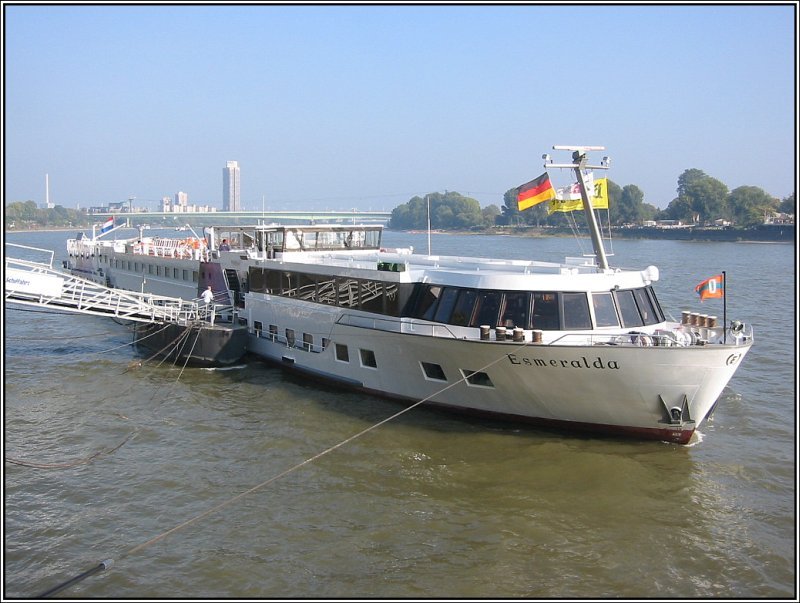 Kreuzfahrtschiff MS  Esmeralda  am 15.10.2006 am Klner Rheinufer.