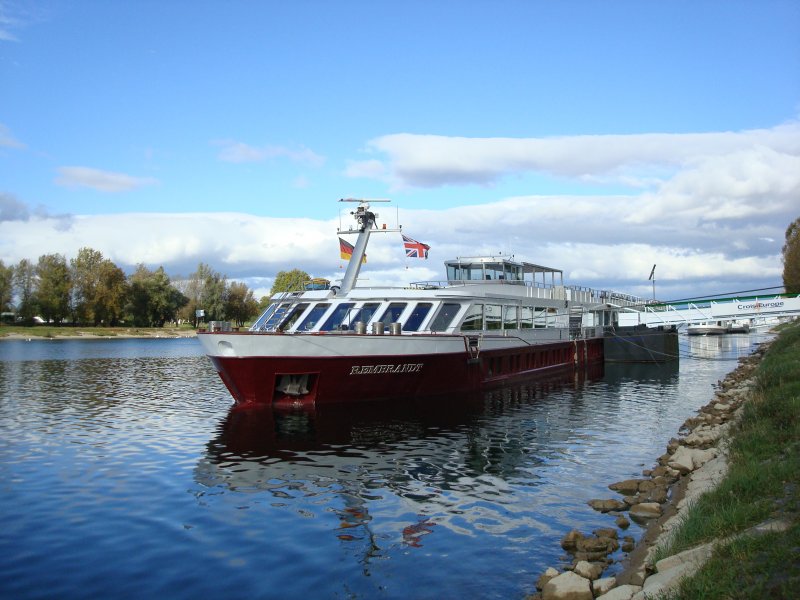 Kreuzfahrtschiff  Rembrandt  unter Schweizer Flagge am Anleger in Breisach/Rhein  Okt.2008
Baujahr 2003  L82m  B9m  82Passagiere