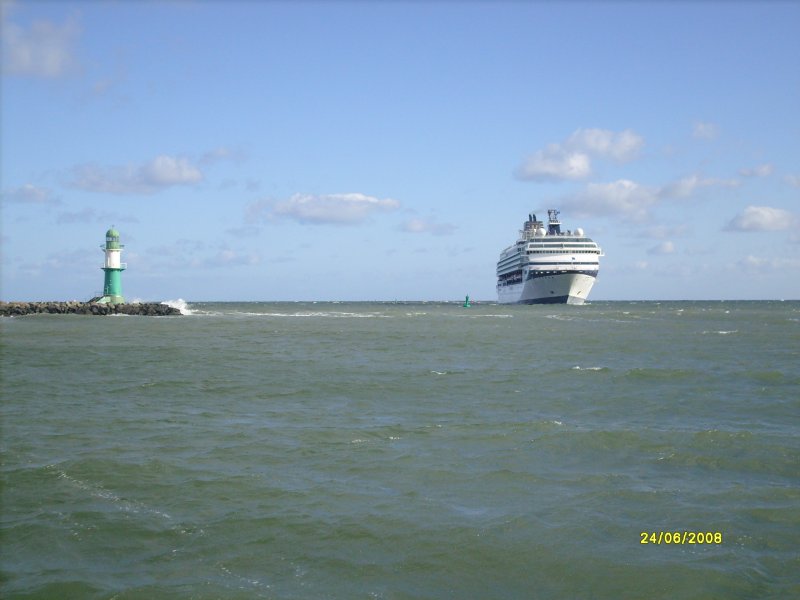 Kreuzliner  Celebrity Century  HH Valetta, IMO 9072446, L 250m, max. 1750 Pasagiere, hier im Seekanal kurz vor der Einfahrt zwischen den Molenkpfen in Warnemnde