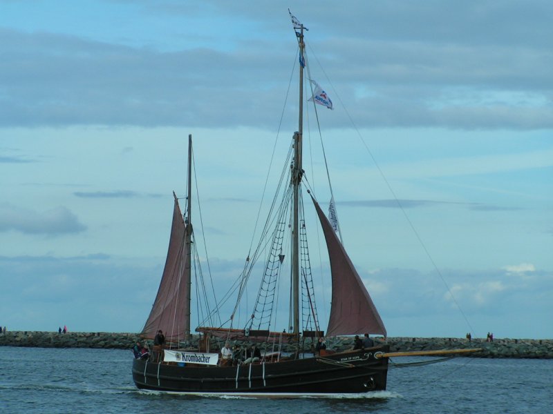  Krombacher-Werbesegler  peilt in den frhen Abendstunden den Hafen von Warnemnde an; 070901