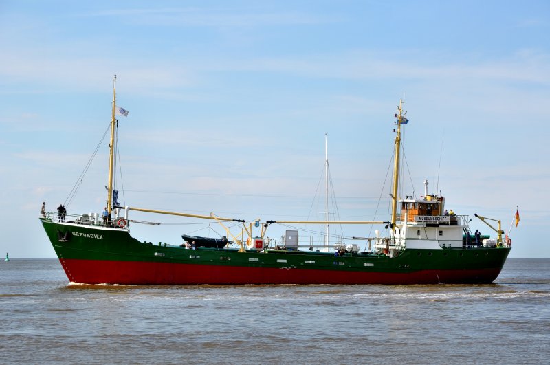 Kstenmotorschiff  Greundiek  - Museumsschiff Lg.46,55m - Br.7,60m - Tg. 3,30m - 250 Ps - 9 Kn - Baujahr 1950 - Heimathafen Stade am 23.08.09 auf der Weser gesehen