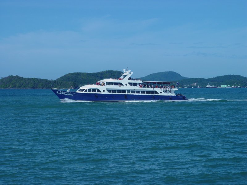 Kurz nach der Ausfahrt aus dem Hafenbereich von Phuket Town berholt uns dieses schnellere Boot mit Touristen, auch um die Schnheiten der Inselwelt in der Andaman See zu sehen (23.04.2006)