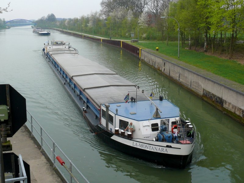  LA-MONTANARA  bei der Einfahrt in die groe Schleuse Ahsen auf dem Wesel-Datteln-Kanal am 12.4.2009