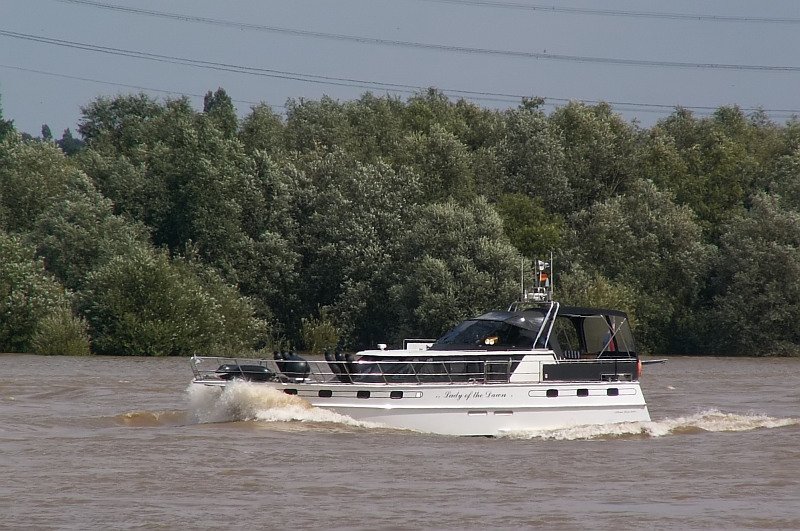 Lady of the dwan heit dieses Schmuckstck hier. Es befhrt den Rhein in Richtung Wesel am 13.08.2007