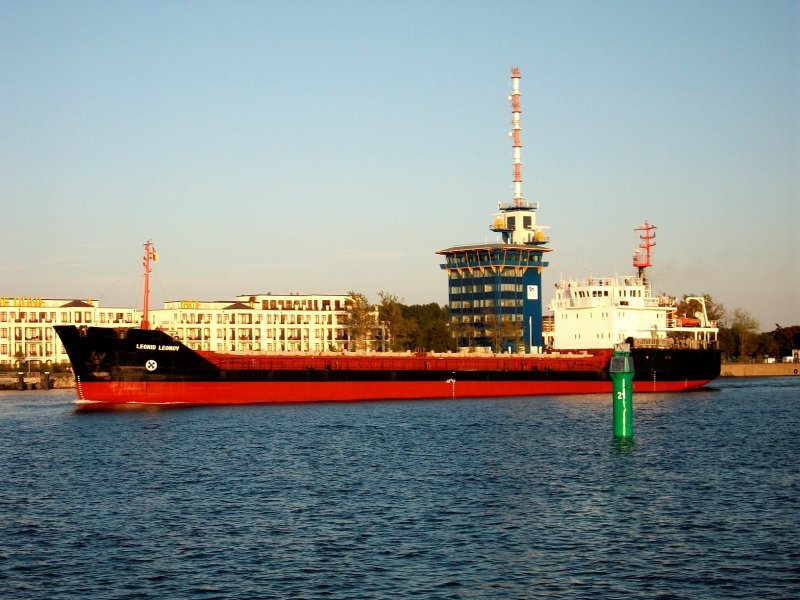 Leonid Leonov am 19.08.09 im Seekanal von Rostock