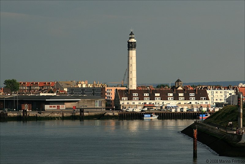 Leuchtturm am Hafen von Calais (Frankreich). Infos zum Leuchtturm: seit 1848 in Betrieb, Höhe 53 m, Feuerhöhe über Mittelwasser 59 m, Sektoren und Tragweiten Weiß 23 sm, Kennung Fl (4) W 15 sec