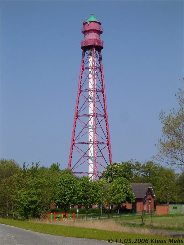 Leuchtturm Campen / Ostfriesland. Die dreibeinige, rot-wei gestrichene Stahlbein-Konstruktion wurde ab 1888 gebaut und im Jahre 1892 fertiggestellt. Mit einer Hhe von 65 Meter ist er der hchste Leuchtturm Deutschlands. Im Maschinenhaus des Turmes versieht ein MAN-Dieselmotor DM 20 seit 1906 seinen Dienst.