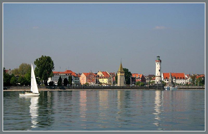 Lindau, mit seinem Leuchtturm an der Hafeneinfahrt, von dem See her gesehen. 26.4.2007 (Matthias)