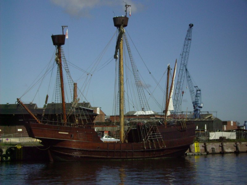  Lisa  ist der Nachbau eines alten Schiffstyps, nämlich eines Kraweels (kommt vom span. Caravelle),  und liegt im alten Hafen von Lübeck. Neue Aufnahme im August 2008