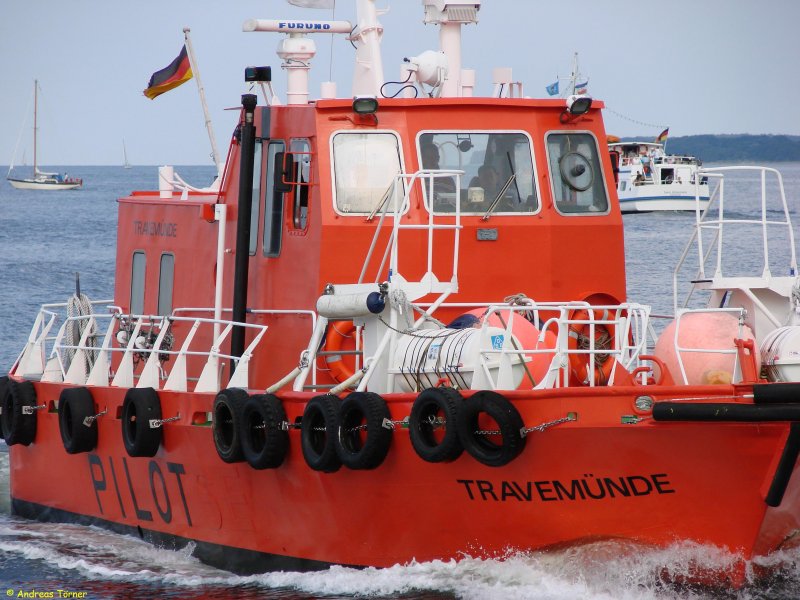 Lotsenboot  Travemnde  auf der Rckfahrt zum Anleger. Eine Lotsenpflicht im Bereich Trave besteht fr Seeschiffe ab 60m Lnge oder 10m Breite sowie fr Tankschiffe. Aufnahme vom 18.8.07 um 16:45 Uhr.