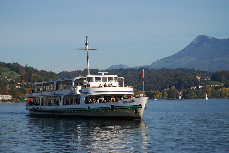 Luzern - Landungsbr�cken. Gleich legt das Motorschiff Winkelried an einem sch�nen Herbstsonntag an.Rechts im Hintergrund die Rigi. 22.10.2006
