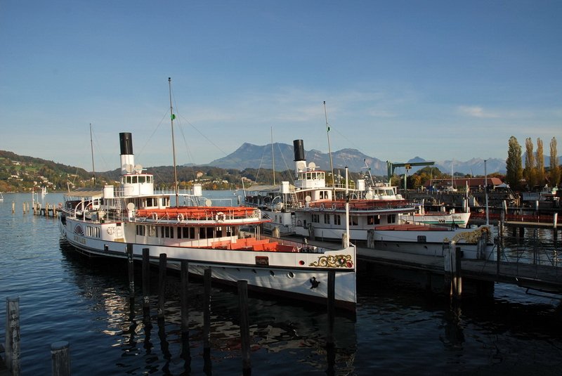 Luzern - Landungsbrcken. 2 Raddampfer sonnen sich in der Nachmittagssonne an einem schnen Herbstsonntag. Links DS Schiller (Baujahr 1906) und daneben DS Gallia (Baujahr 1913).22.10.2006