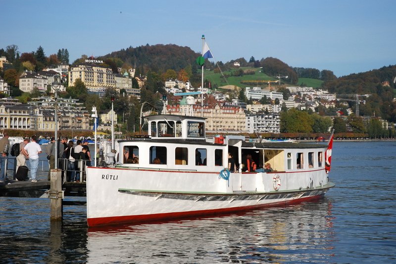 Luzern - Landungsbrücken. Das kleine Motorschiff Rütli freut sich auf Passagiere an einem schönen Herbstsonntag.22.10.2006