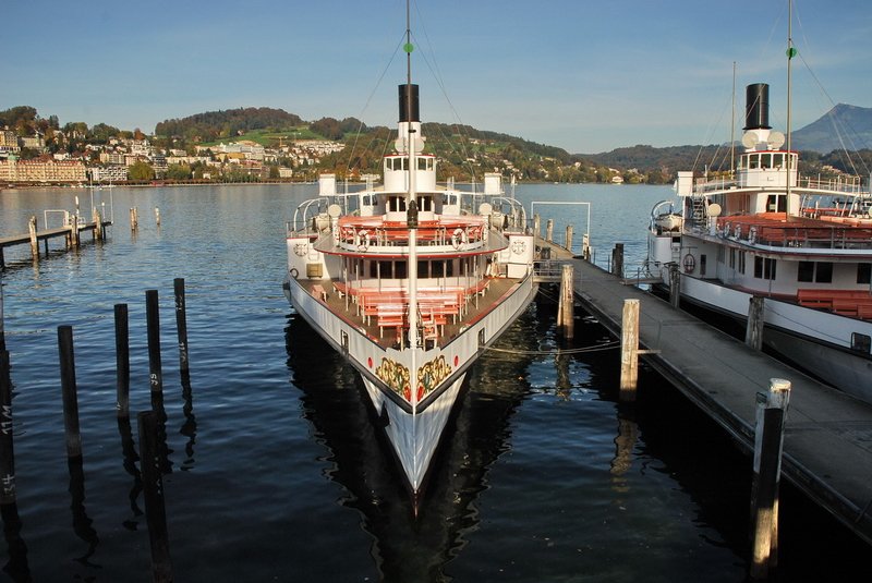 Luzern - Landungsbrcken. Der Raddampfer DS Schiller (Baujahr 1906) im Licht der Nachmittagssonne mit seiner markanten Linie. 22.10.2006 