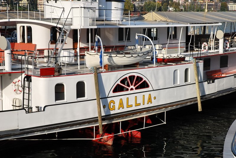 Luzern - Landungsbrcken. Detailaufnahme vom Raddampfer DS Gallia (Baujahr 1913) mit Rettungsboot und Schaufelrad. Alles blitzt vor Sauberkeit in der Herbstsonne.22.10.2006.