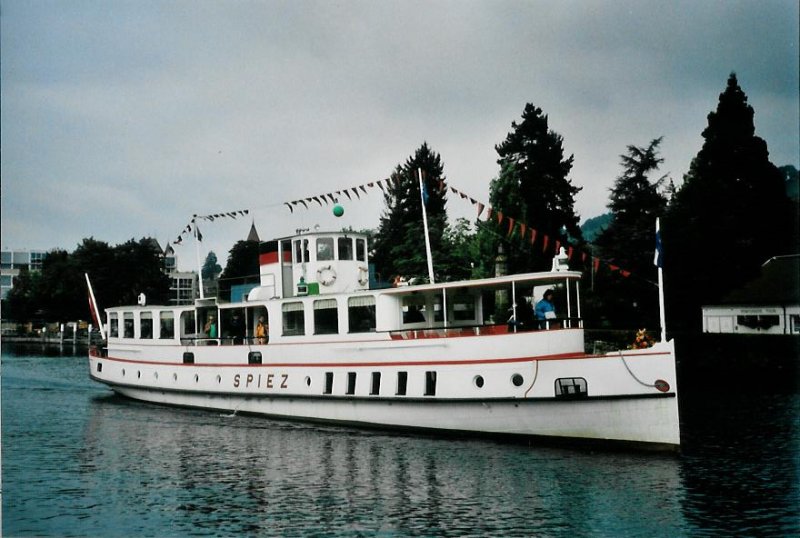 Majesttisch gleitet das MS  Spiez  an den Fotografen vorbei in Richtung See. Am 21. September 2008.