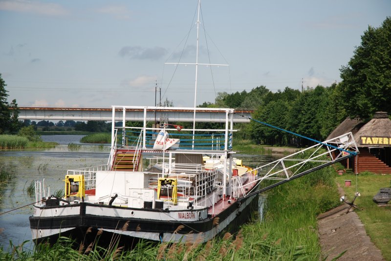 MALBORK (Woiwodschaft Pomorskie), 19.06.2007, mir unbekanntes Schiff (Name/Funktion?) an der Nogat; im Hintergrund die Eisenbahnbrücke der Bahnstrecke Warschau-Danzig, die hier die Nogat überquert