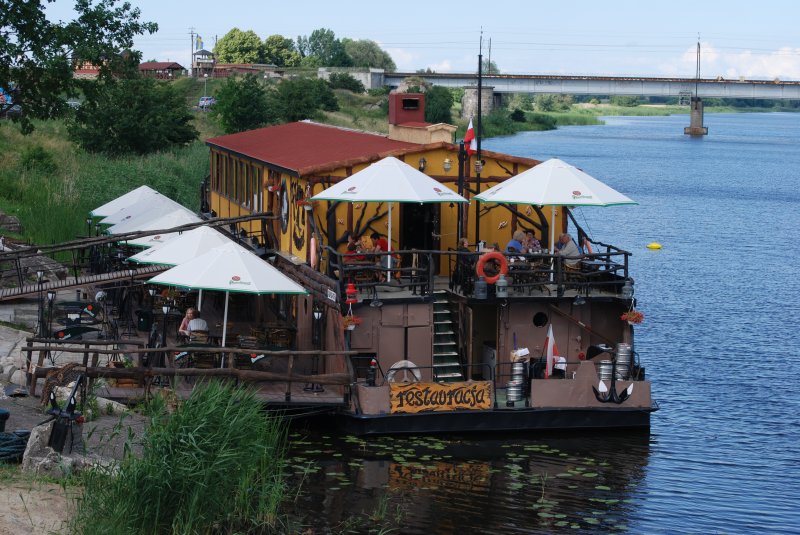 MALBORK (Woiwodschaft Pomorskie), 19.06.2007, zum Restaurant umgebautes Schiff an der Nogat, direkt gegenüber der Marienburg