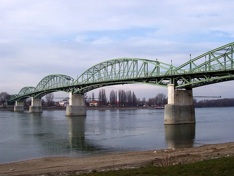 Maria-Valeria-Brcke zwischen Esztergom / Ungarn und Sturovo / Slowakei ber die Donau zwischen Wien und Budapest am Donauknie, aufgenommen am 18.01.2007. Die Brcke wurde 1945 von der deutschen Wehrmacht gesprengt und erst 2001 wieder aufgebaut.