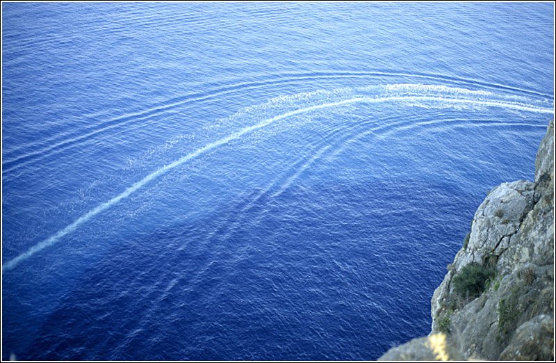 Meer und die Spuren eines Bootes. Gesehen am Cap de sa Mola bei Port d´Andratx auf Mallorca. Sommer 2005 Scan vom Dia (Matthias)