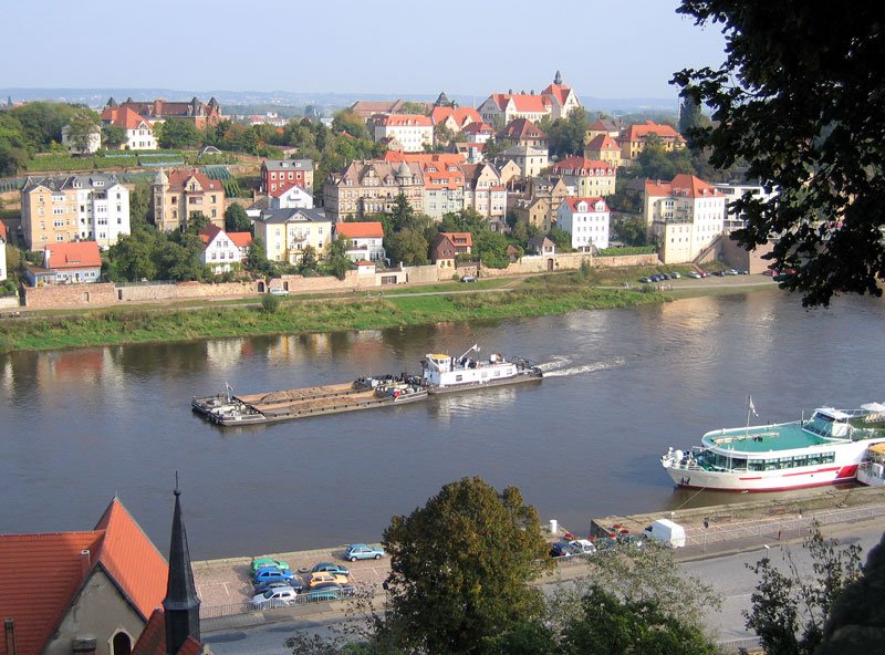 Meien, ein Schubverband bestehend aus dem Schubschiff  SAXONIA  (ex SCH 2502) und den beiden Klappschuten 197 u. 198 elbabwrts vom Burgberg gesehen, 04.10.2005