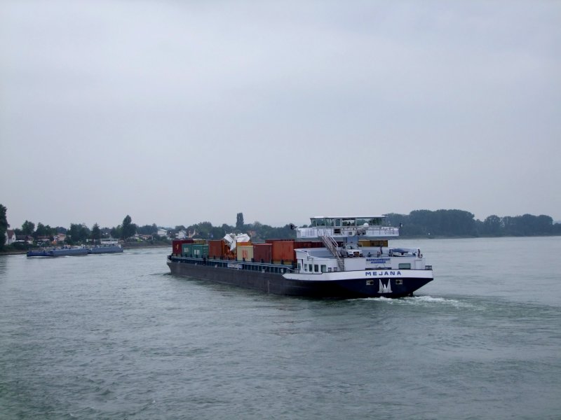 MEJANA ist mit den beladenen Containern Stromaufwrts unterwegs; 080829