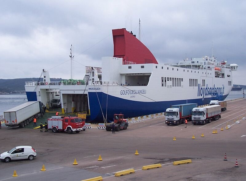 M/F  Lloydssardena  Golfo Degli Angeli  im Oktober 2005 im Hafen  Olbia / Sardinien.