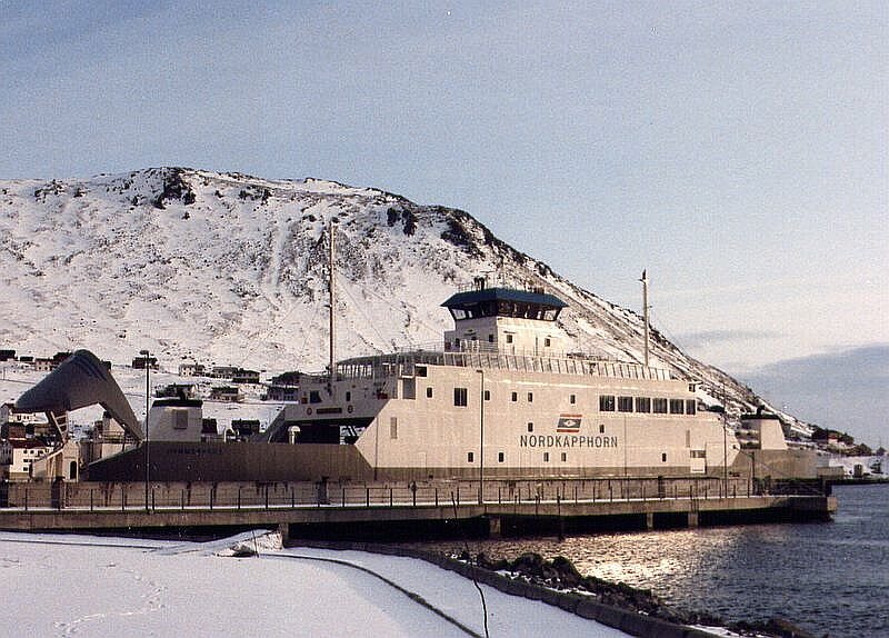 M/F  Nordkapphorn  (seit Ende 1992  Renney ) am 21.03.1992 in Honningsvag, die Fhre fuhr Kafjord - Honningsvag. Seit dem 15.06.1999 besteht zum Festland eine 6875 m lange Tunnelverbindung, maximal 212 m unter dem Meeresspiegel, die Fhrverbingung wurde eingestellt. 