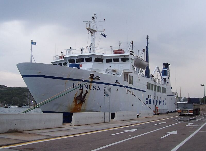 M/F  Saremar Ichnusa  im Oktober 2005 in Santa Teresa di Gallura, diese Fhre fhrt die krzeste Verbindung von hier, der Nordspitze Sardiniens, nach Bonifacio, der Sdspitze Korsikas, Fahrzeit ca. eine Stunde.