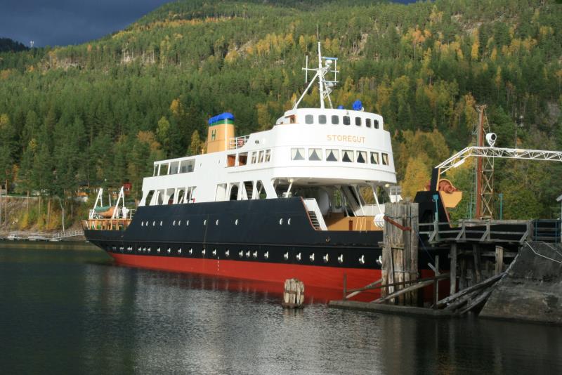 M/F  Storegut  am Eisenbhanfhranleger von Tinnoset. Die  Storegut  wurde am 25. Mai 1956 in Dienst gestellt. Sie befrderte die Zge der Rjukanbanen von Tinnoset nach Ml ber den Tinnsj. Sie ist 87,58 m lang, 11,31 m breit und hat ein Tonnage von 1.119 BRT. Sie ist das grte Binnenschiff Skandinaviens. Tinnoset, 27.09.2009