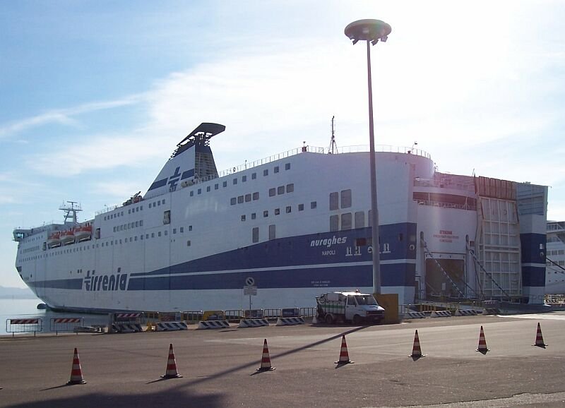 M/F  Tirrenia Nuraghes  im Oktober 2005 im Hafen Olbia / Sardinien.