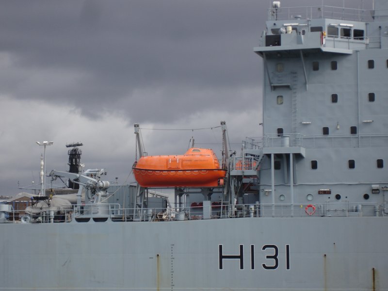 Militrschiff H131 im Hafen Plymouth. Auf dem Deck sieht man das rote Rettungsboot