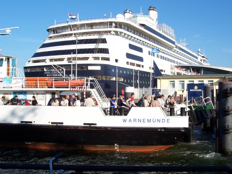 Mit dem Rcken zu mir steht die MS Rotterdam am  Passagierkai von Rostock-Warnemnde. Davor eine Autofhre, die im Sommer 2006 mchtig zu tun hat.