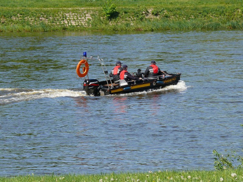 Mit einem Mercury-Auenbordmotor ausgestattetes Boot FW3 der Feuerwehr auf der Elbe, wahrscheinlich auf einer bungsfahrt; Dresden, 12.05.2009
